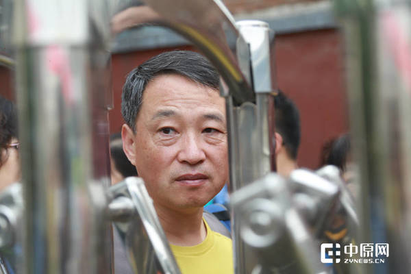 尽管孩子早已进了考场,什么也看不见,但仍有这样的家长用期盼的眼神望向校内。