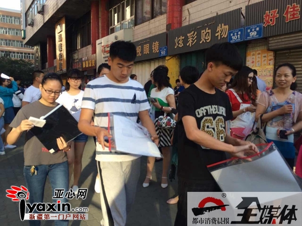 6月7日8时14分，乌市第十中学考点，考生已经排队进场了。