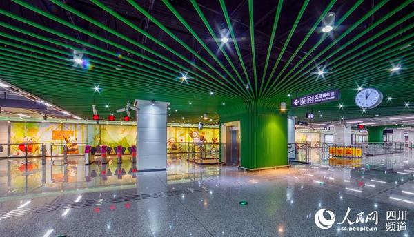 熊猫大道站通过对站厅立柱仿竹子的设计，以熊猫文化为原点，从熊猫的食物竹子入手进行表现，将站厅营造成竹林的感觉。成都地铁公司供图