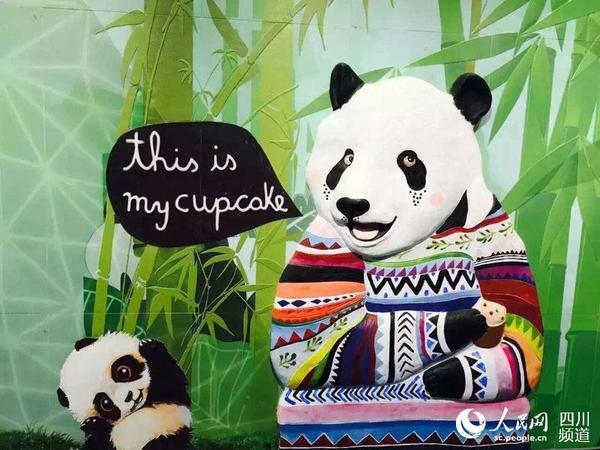 图为熊猫大道站里的“熊猫”。欧阳 摄