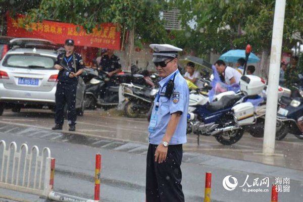 高考首日街头执勤的海南交警