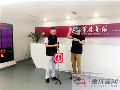 记者拍摄办公室全景，编辑带上VR眼镜体验现场感。