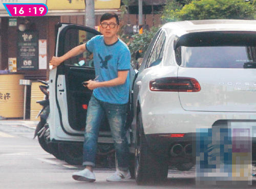 哈林被曝求婚成功 接送小14岁女主播上下班