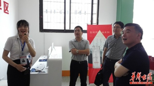 6日,韶山市市委副书记、市长段伟长一行考察韶山电商孵化园并召开现场办公会。