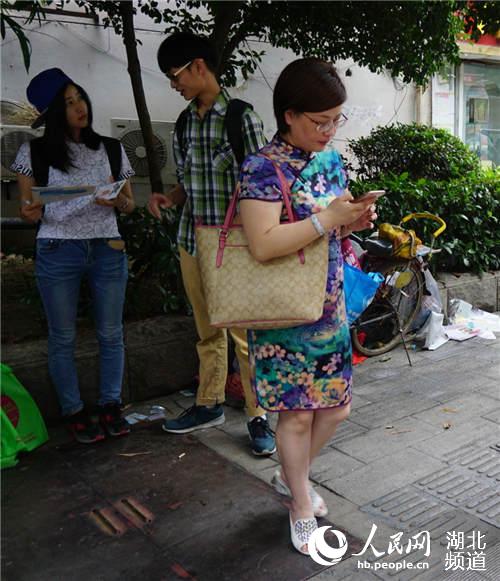 不少考生的妈妈穿上旗袍,寓意“旗开得胜”,为孩子讨好彩头。(周雯 摄)