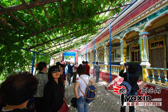 游客在家访点参观。