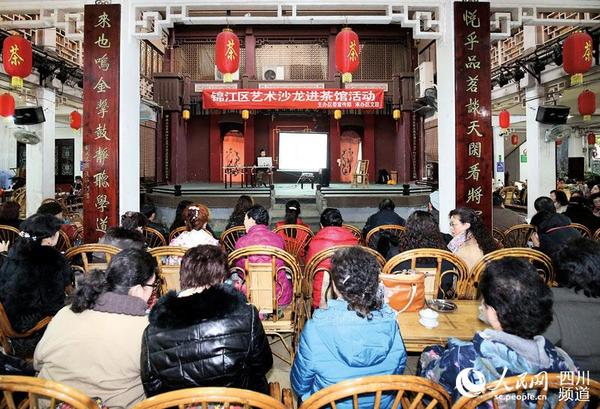 市民们在悦来茶馆听川剧。(王鸿明 摄)