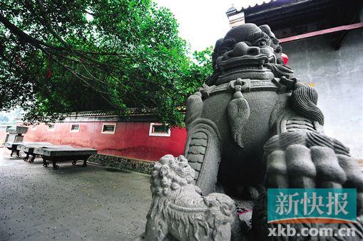 ■雷祖祠门前的大石狗。