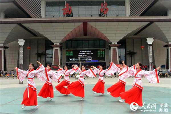 身着汉服的工作人员在车站广场向旅客表演“卷珠帘”舞蹈。刘卫兵 摄