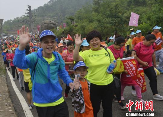 图为2016中国迁安国际长城万人徒步大会现场。　陈儒 摄