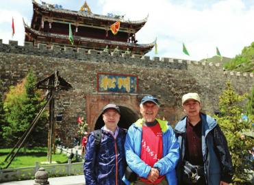 松潘古城历史上是著名的茶马互市集散地。图为2016藏羌茶马古道考察队员合影(中为世界著名语言学家王士元先生) 李贵平摄