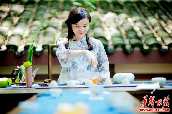 品茶。