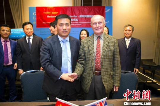 澳大利亚蜂蜜品牌Natural High代表(右)与深圳市网商联合技术服务有限公司签订合作协议。 王大桢 摄
