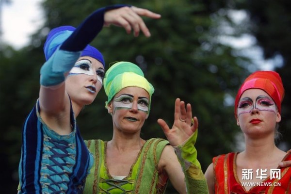 　　6月9日，在罗马尼亚首都布加勒斯特，来自荷兰的艺术家在街头表演。