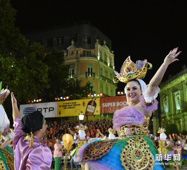 6月12日，演员在葡萄牙首都里斯本加入城市节约装年夜游行。