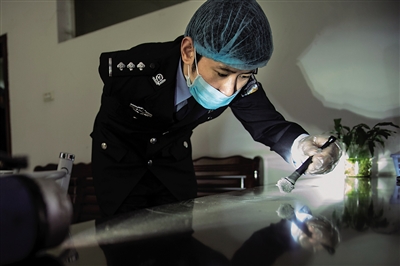 陈冰在提取嫌疑人指纹。