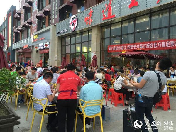 龙虾生态城，坐满了各地食客。（周雯 摄）