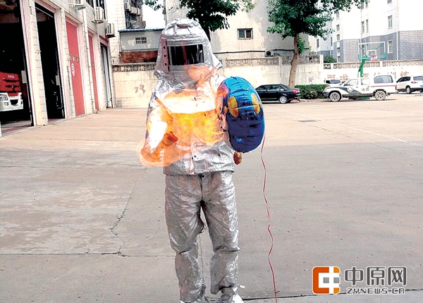 氢气球变成喷火器。日常生活中,如果小朋友没有任何防护,遇到实验中的情况,很容易造成大面积烧伤,非常危险。