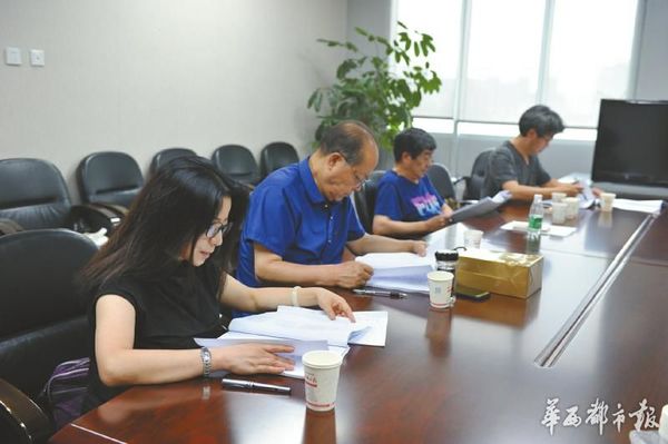 专家评委认真评选出获奖作品。陈羽啸摄