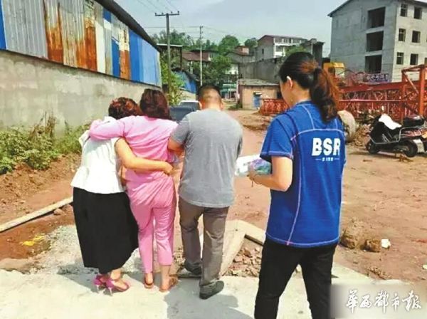 小斯的母亲惊闻噩耗。图据网络