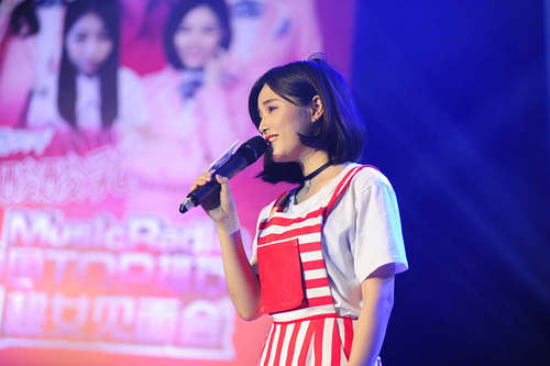 超级女声见面会成都站火爆举行 刘惜君倾情助