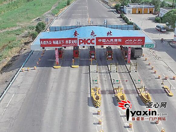 奎屯北收费站（航拍）亚心网记者陈峰摄