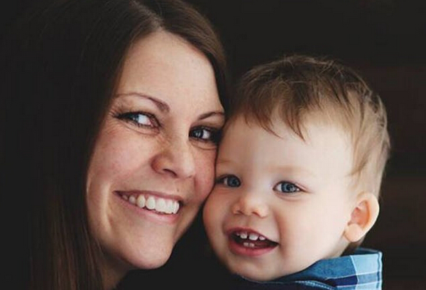 图为遇害男孩与母亲的合影