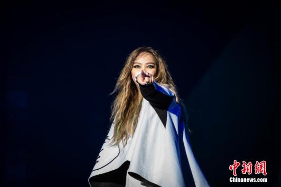 张惠妹被曝录音喜欢开暗灯 录音室挂自己画作