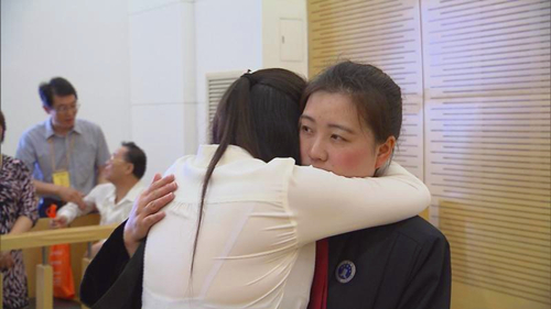 宣判后妈妈李琳抱着代理律师泪洒现场