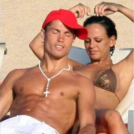 C罗爱老女人,捷克六国脚组团逛窑子,贵圈真乱!_凤凰资讯