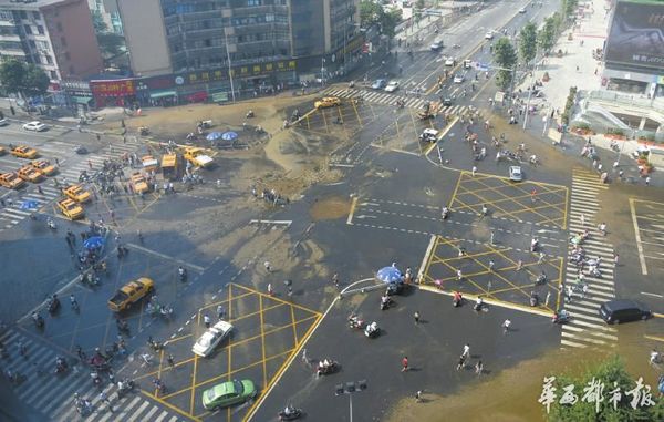 17日早上8点40分左右，成都一环路北三段与解放路交汇路口处自来水管爆管，导致该路段大量积水，交通受到影响。