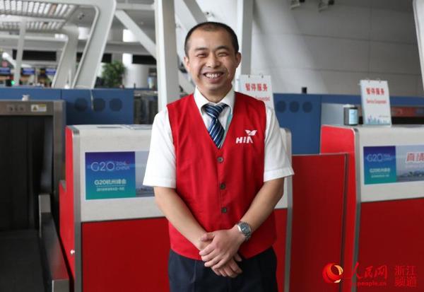 机场红马甲施杭东:树立杭州窗口形象 用心服务