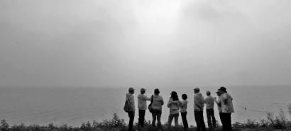 志愿者们在柳条边门遗址附近的伊通河边追溯长春的历史 新文化记者 王强 摄