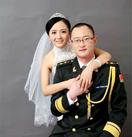 杜宏烈士生前与妻子张茜新婚照.