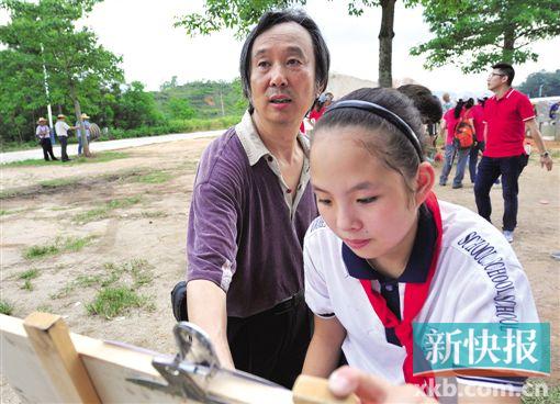 ■画家孙戈带着孩子们户外写生。