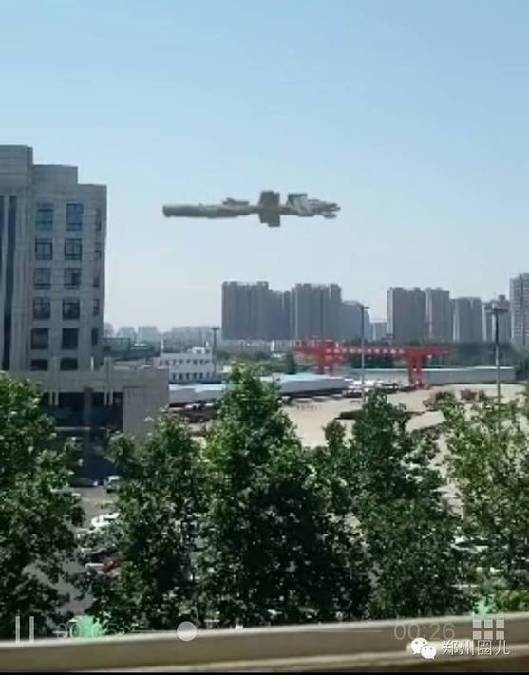 　　△ 不明飞行物直逼大楼