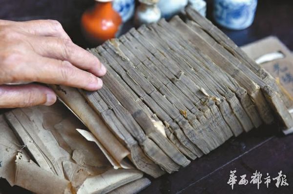 康文昌珍藏的手抄医书。