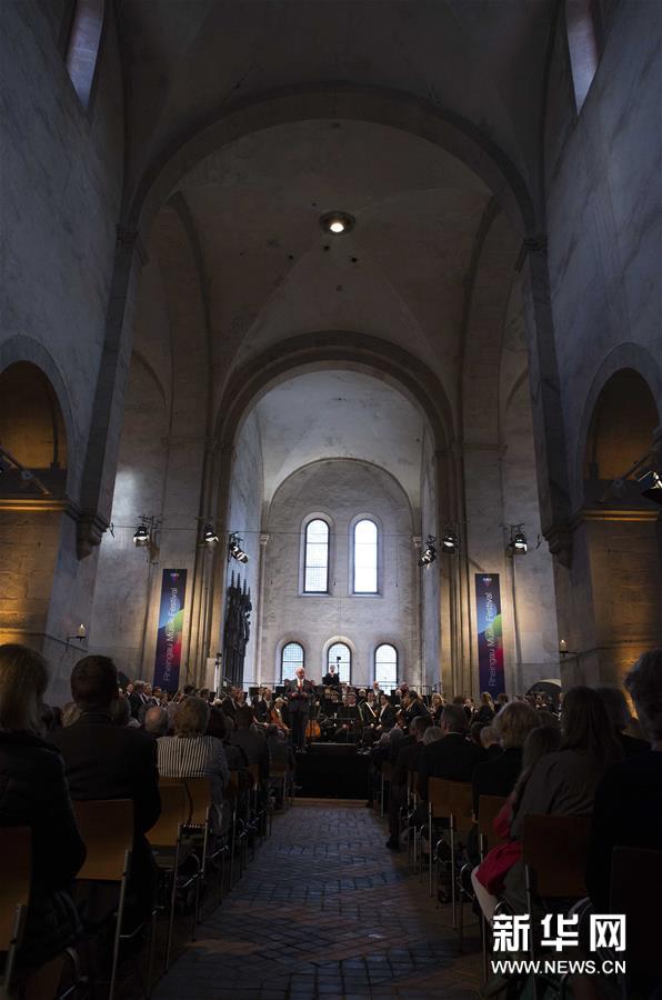 　　6月18日，观众在德国莱茵高地区的埃贝巴赫修道院欣赏开幕演出。