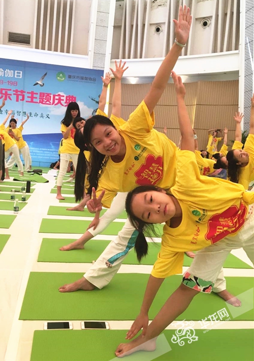 母女齐练瑜伽 张宝 摄