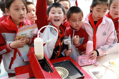 图片：被3D煎饼打印吸引的孩子们