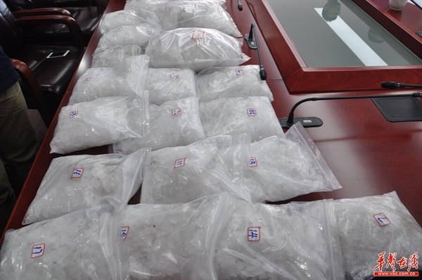 民警一共查获毒品冰毒24公斤、麻古42粒。