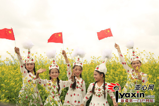 游客在油菜花海中拍照留念