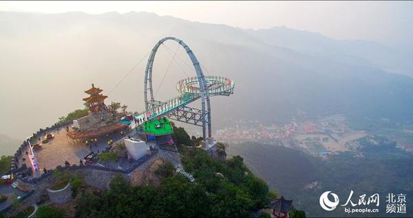 伴着清晨的旭日，瑜珈爱好者在玻璃观景台上练起了瑜珈。