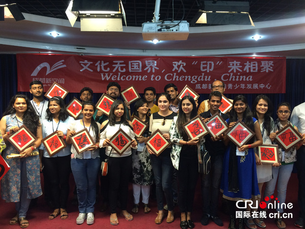 成员集体展示自己的书法作品 摄影：薛媛