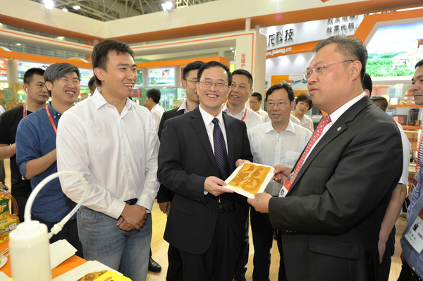 图片：三弟画饼机现场为黄琪玉副省长打印“福字煎饼”