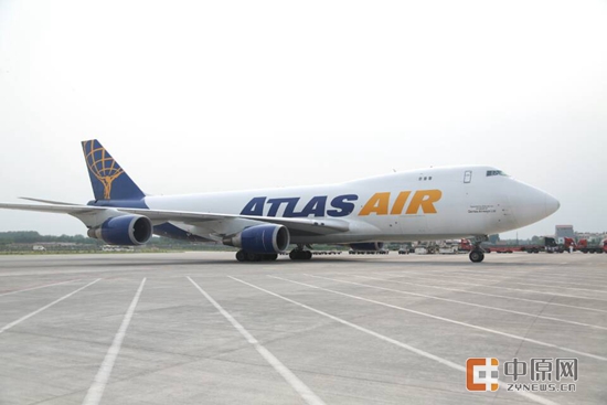 从澳大利亚搭乘专机的和牛于下午4点到达郑州机场