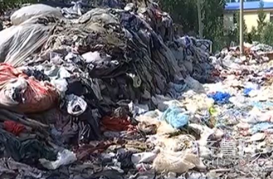 铁路沿线环境治理:曲阜铁路沿线废品站养殖场脏乱不堪