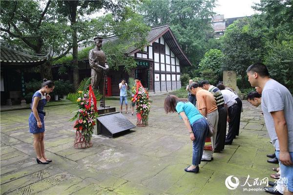 在况场朱德旧居陈列馆，参加活动人员向朱德铜像鞠躬。人民网 薛丹 摄