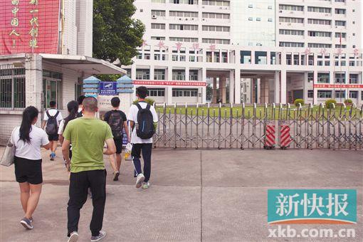 ■22日中午,不少学生返回学校准备上课。小图为家长收到的信息。新快报记者 毕志毅/摄