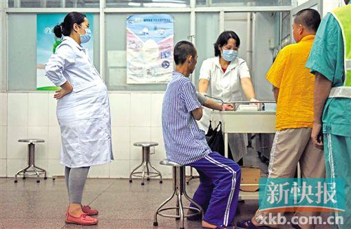 夜晚,值班的护士按照工作的程序开始忙碌。